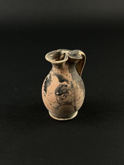 Red-figured oenochoe with a female profile...
