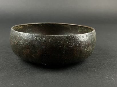 Deep dish engraved with a stylized design....