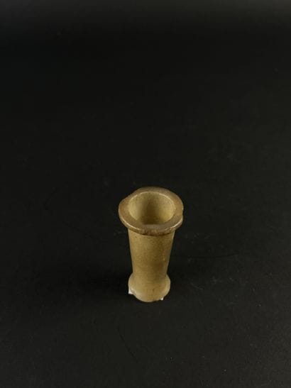 Khôl vase with flat lip. Alabaster, visible...