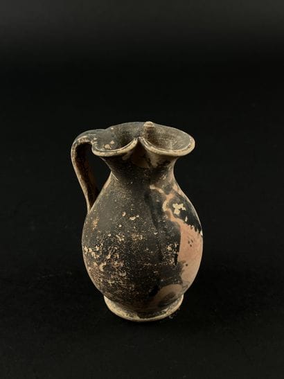 Red-figured oenochoe with a female profile...