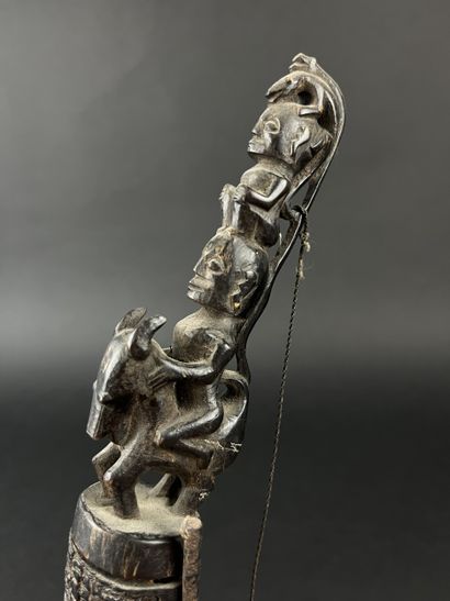 Pupuk horn, the rider is surmounted by a...