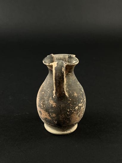 Red-figured oenochoe with a female profile...