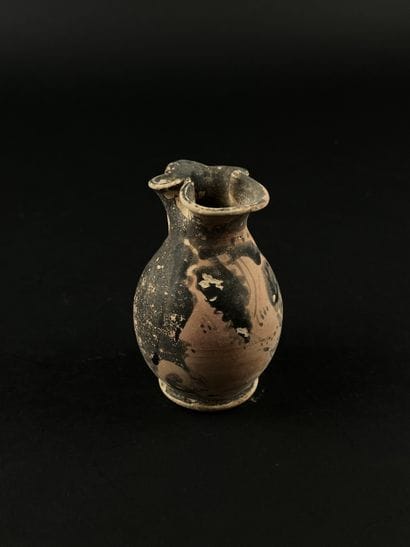 Red-figured oenochoe with a female profile...