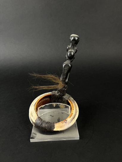 Baningal. Warrior's armband. A standing figure...