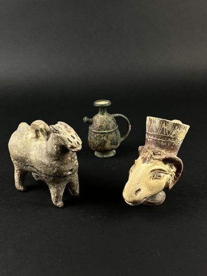 Lot consisting of a zoomorphic askos, a ram-head...