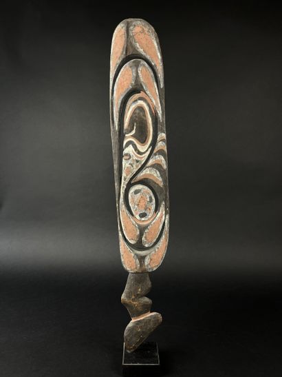 Set of two wooden objects: a neck rest, height:...