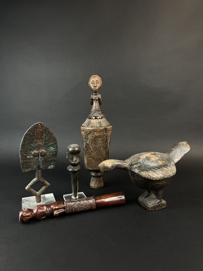 Lotde cinq objets: A box with its lid surmounted...