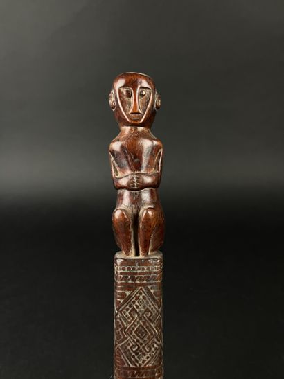 Lotde cinq objets: A box with its lid surmounted...