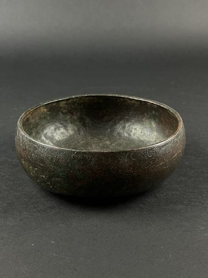 Deep dish engraved with a stylized design....