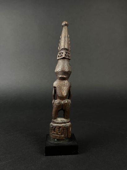 End of a paddle representing an anthropo-zoomorphic...
