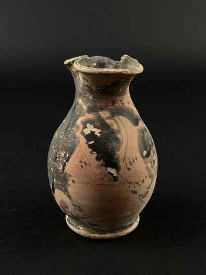 Red-figured oenochoe with a female profile...