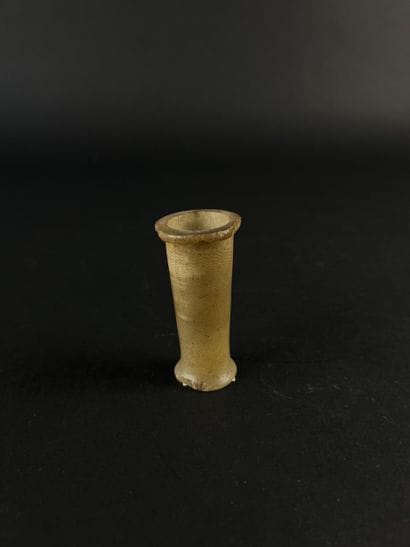 Khôl vase with flat lip. Alabaster, visible...