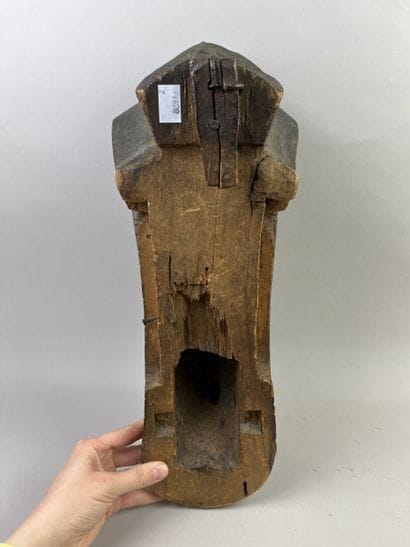 Singa. Architectural element supporting houses....