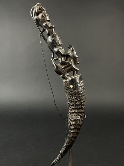 Pupuk horn, the rider is surmounted by a...