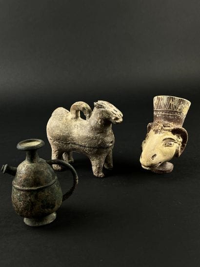 Lot consisting of a zoomorphic askos, a ram-head...