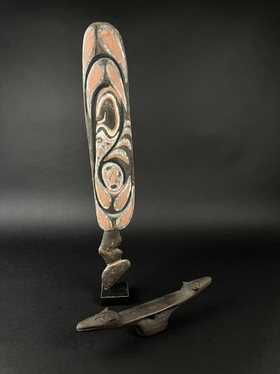 Set of two wooden objects: a neck rest, height:...