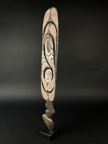 Set of two wooden objects: a neck rest, height:...