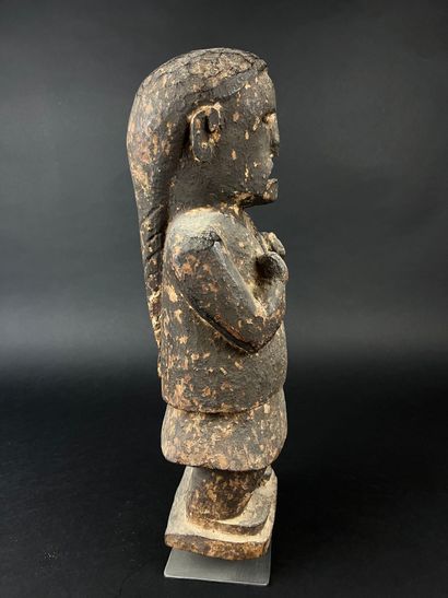 Lot of three objects: a statue of a figure...