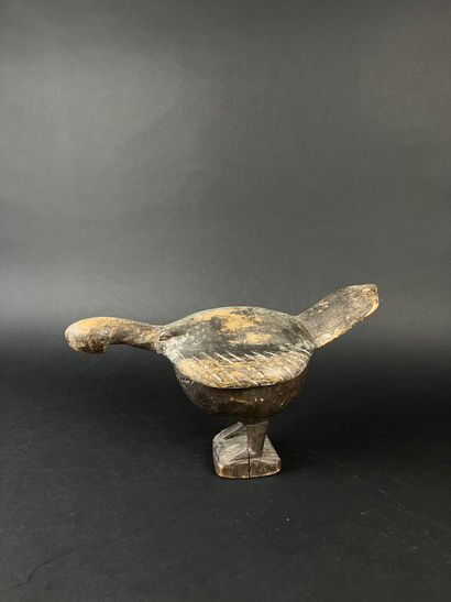 Lotde cinq objets: A box with its lid surmounted...