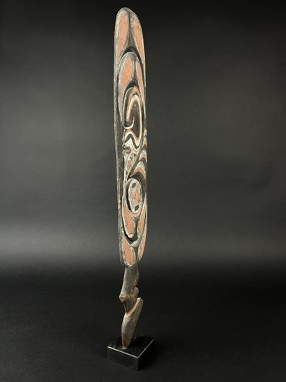 Set of two wooden objects: a neck rest, height:...