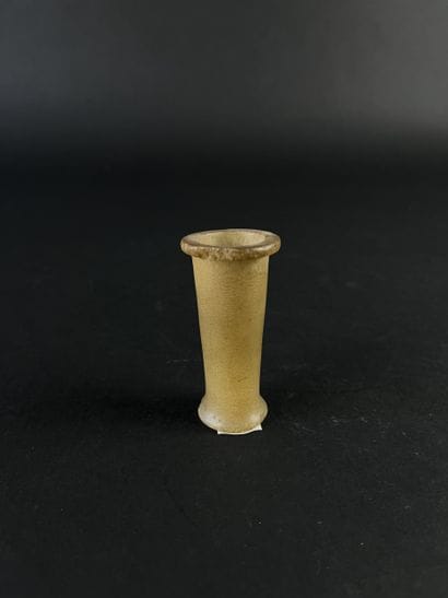 Khôl vase with flat lip. Alabaster, visible...