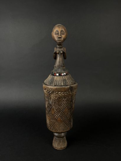 Lotde cinq objets: A box with its lid surmounted...