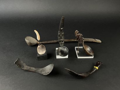 Lot of six spoons: One in shell and silver...