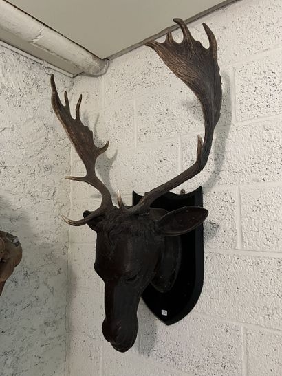 Tête de cerf en bois et stuc relaqué sculpté,...