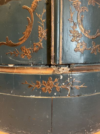 Paire d’encoignures en bois laqué bleu turquin...
