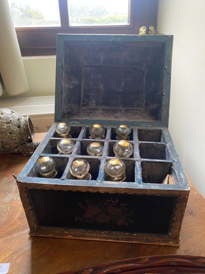 Lacquered wood scent box decorated with flowers...
