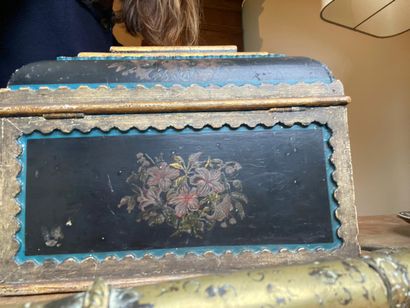 Lacquered wood scent box decorated with flowers...