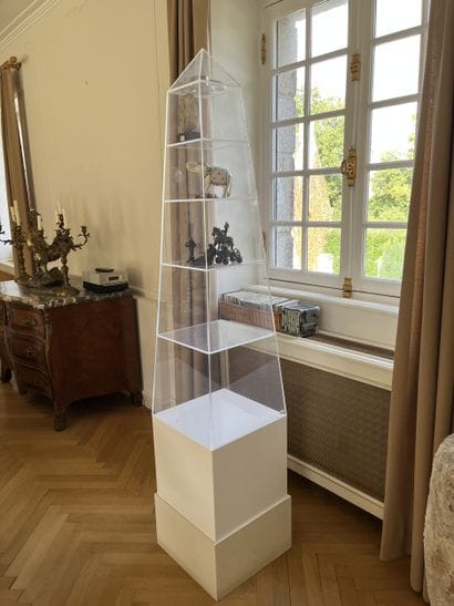 Plexiglas showcase obelisk with six stackable...