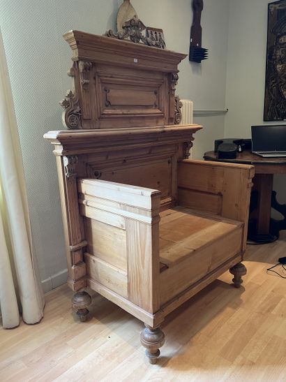 Fauteuil cathèdreen pin formant coffre Début...