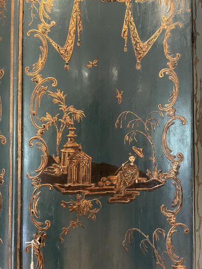 Paire d’encoignures en bois laqué bleu turquin...