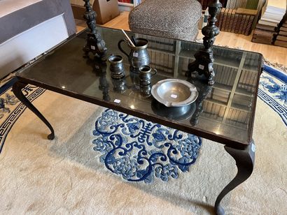 Table basse en fer, le plateau foncé d’un...