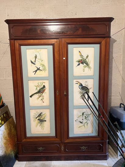 Armoire en acajou et placage d’acajou, ouvrant...