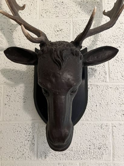 Tête de cerf en bois et stuc relaqué sculpté,...