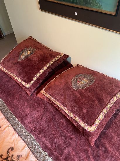 Bed set including two pillowcases and a fringed...