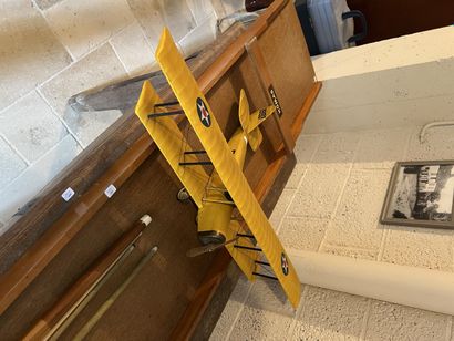 Lot comprenant une maquette d’avion en bois...