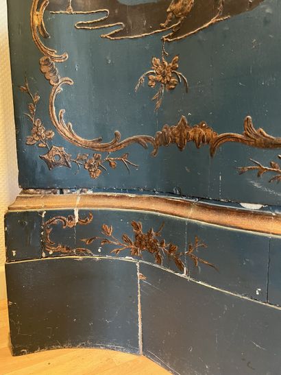 Paire d’encoignures en bois laqué bleu turquin...