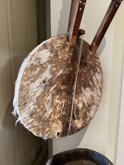 Deux instruments à cordes de décoration dont...