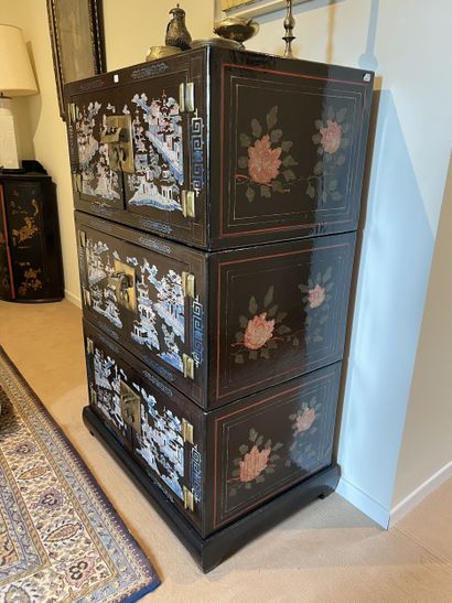 Three-part lacquered wood cabinet with polychrome...