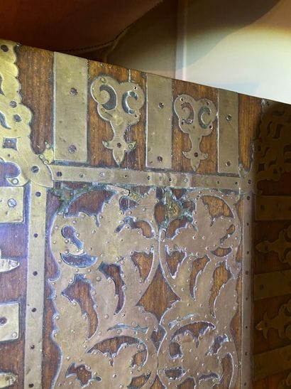 Wedding chest in rosewood with openwork floral...