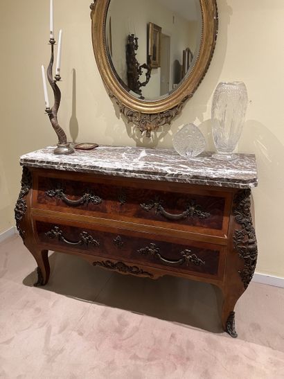Commode en placage de loupe, filets et encadrements,...