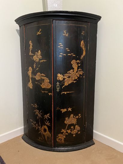 Domed cove in lacquered wood with gilded...