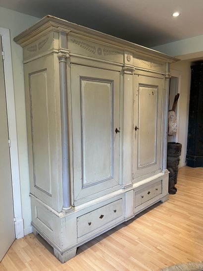Armoire en bois laqué ouvrant à deux portes...