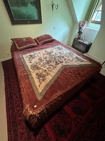 Bed set including two pillowcases and a fringed...