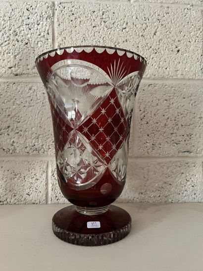 Ensemble comprenant un vase en cristal taillé...