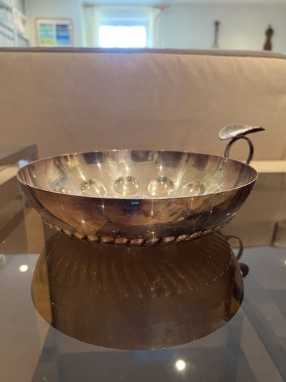 Taste-vin en métal argenté à décor de cupules....