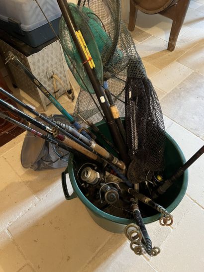 Lot de cannes à pêche, nasse et épuisette...